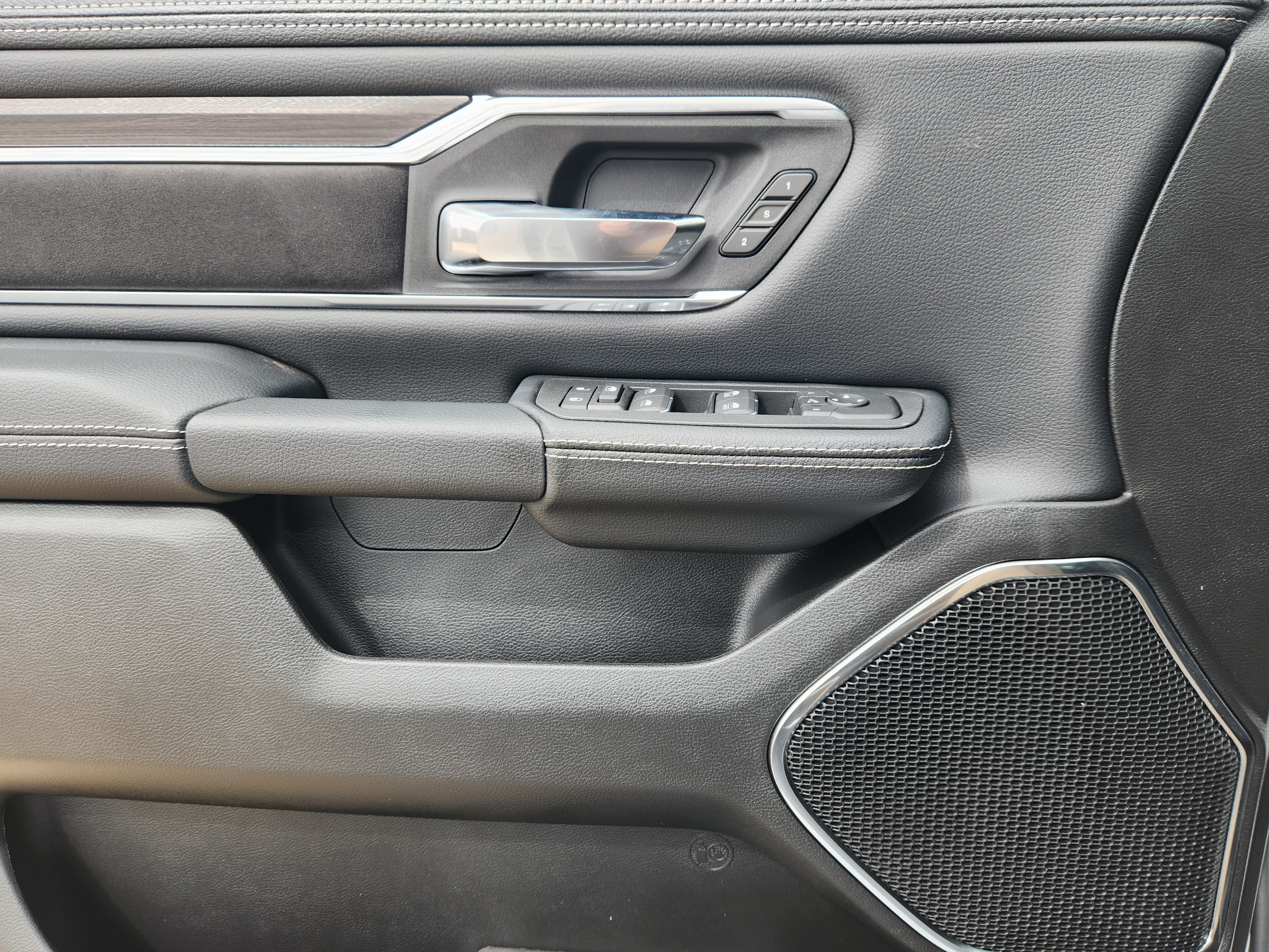 New 2026 RAM 1500 Laramie AWD/4WD image 17