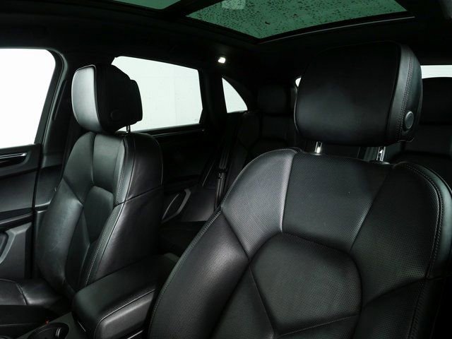 Certified 2024 Porsche Macan AWD/4WD image 5