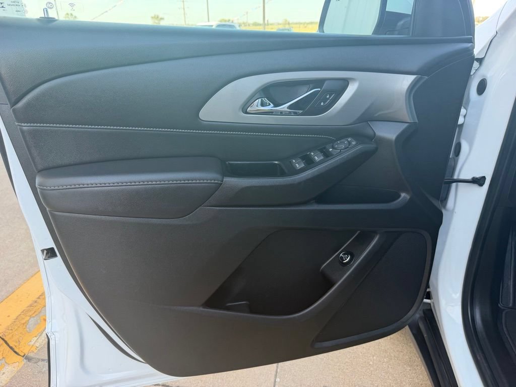 Used 2023 Chevrolet Traverse LT FWD image 9