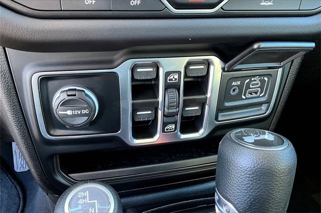 Used 2025 Jeep Wrangler Sahara image 22