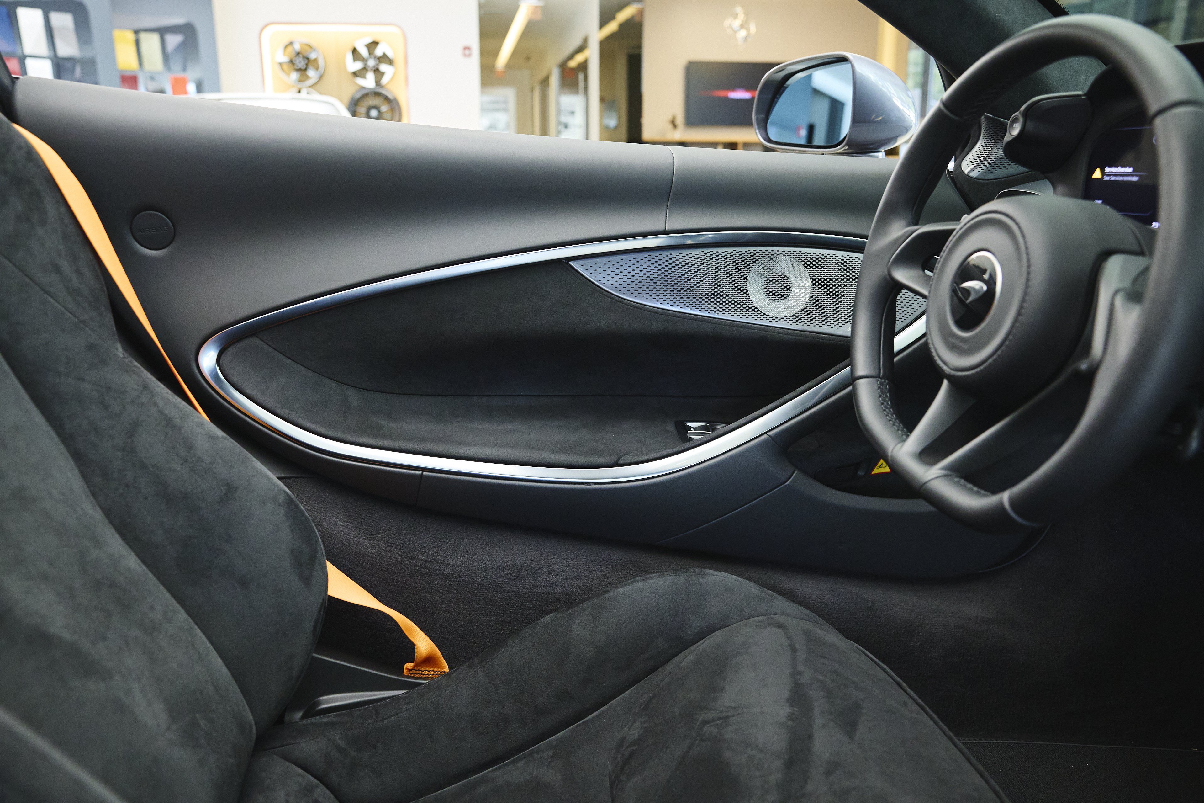 Used 2025 McLaren Artura Spider RWD image 19