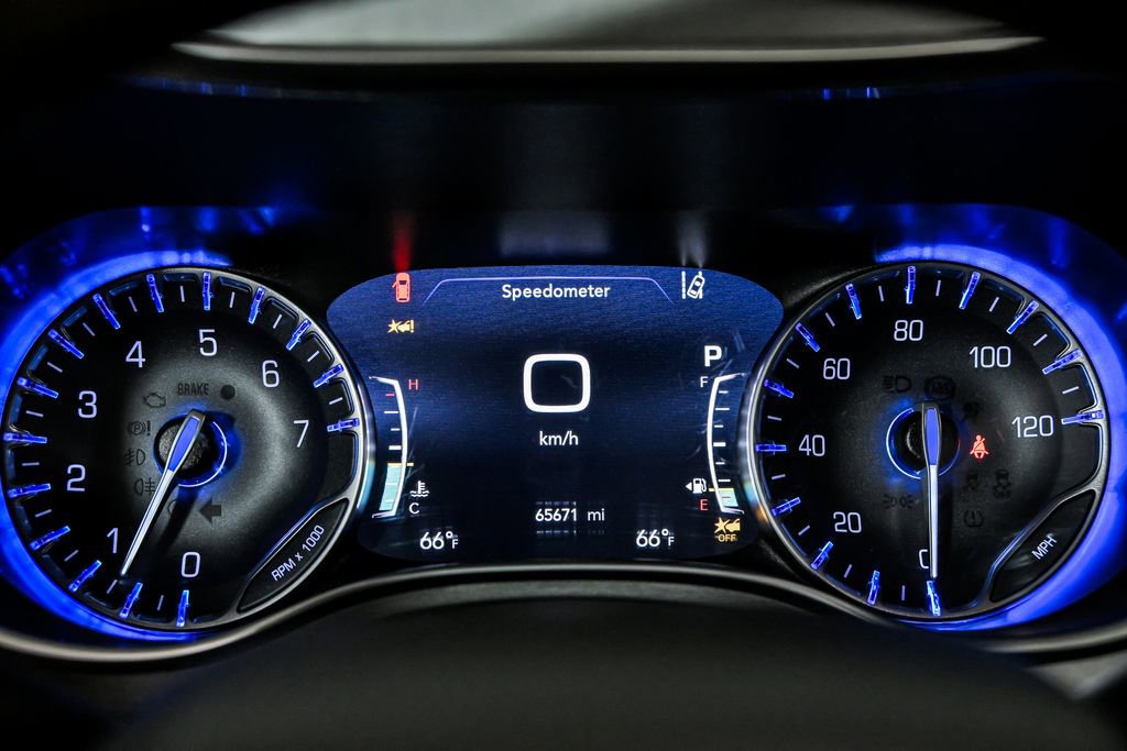 Used 2021 Chrysler Pacifica Limited w/ Uconnect Theater Family Group image 19