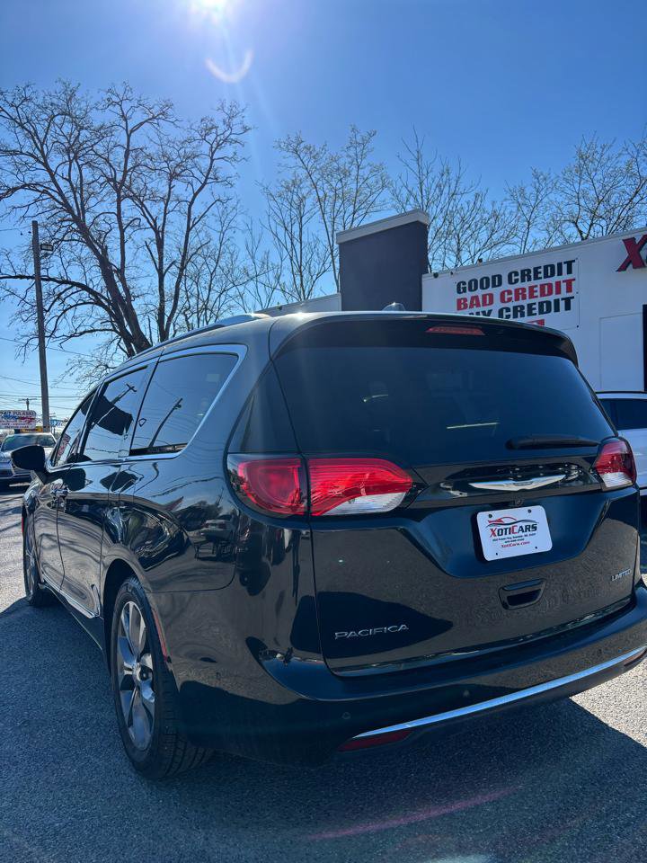 Used 2017 Chrysler Pacifica Limited w/ UConnect Theater Package FWD image 4