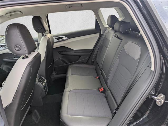 Certified 2025 Volkswagen Taos SE image 19