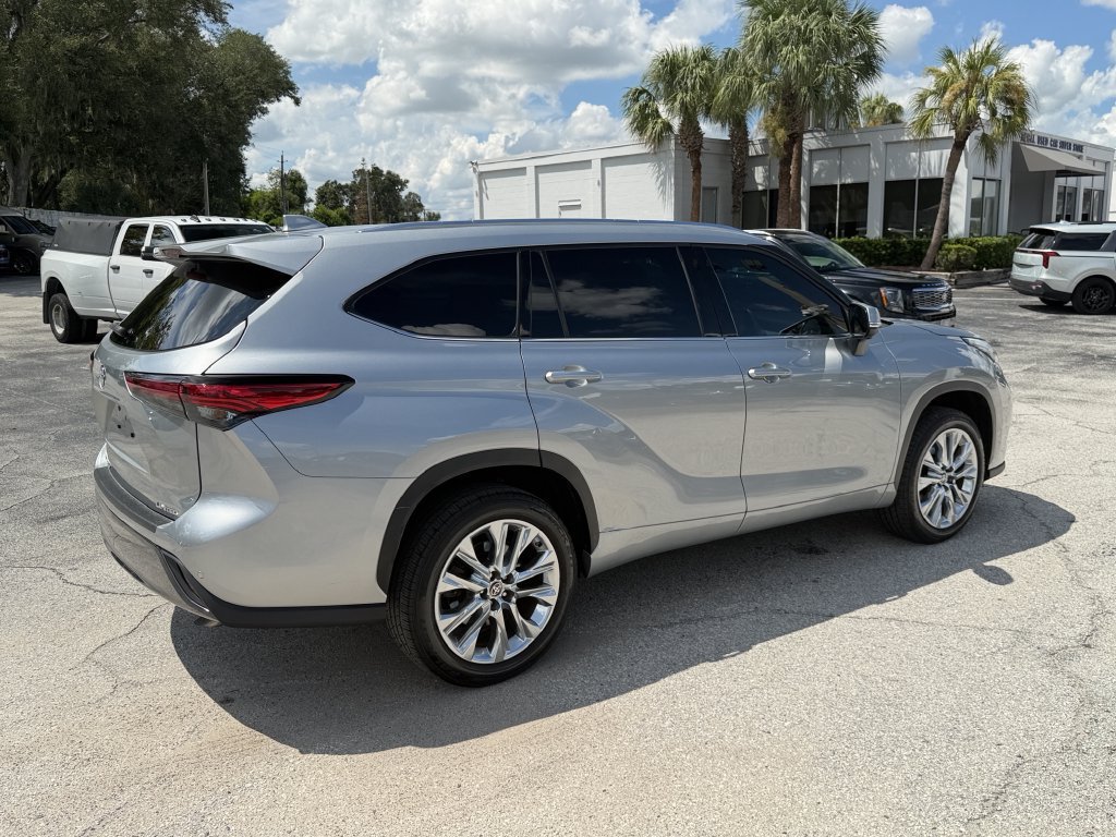 Used 2023 Toyota Highlander Limited FWD image 5