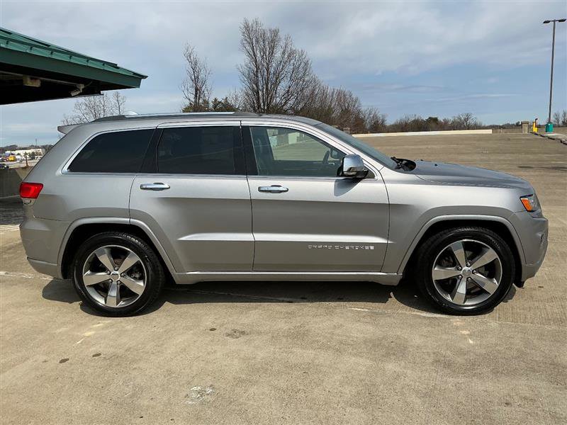 Used 2016 Jeep Grand Cherokee Overland w/ Advanced Technology Group AWD/4WD image 8