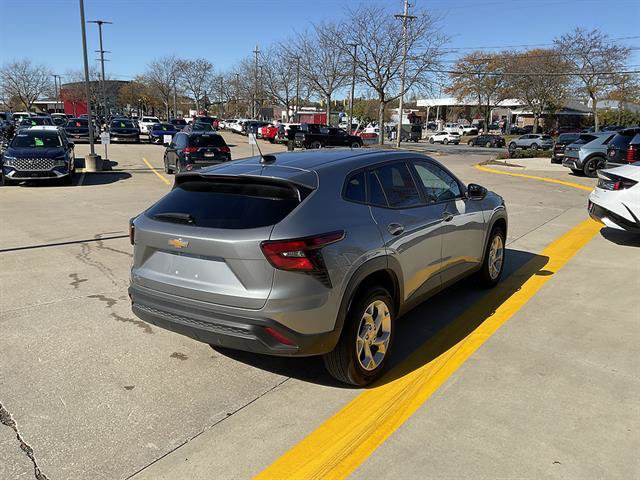 Used 2024 Chevrolet Trax LS w/ LS Convenience Package FWD image 3