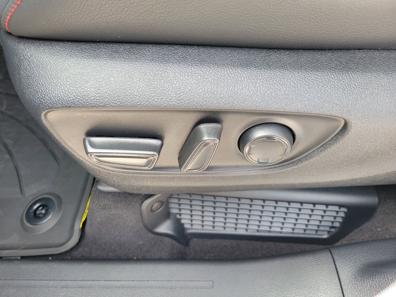 Used 2025 Toyota Sienna XSE w/ XSE Plus Package image 18