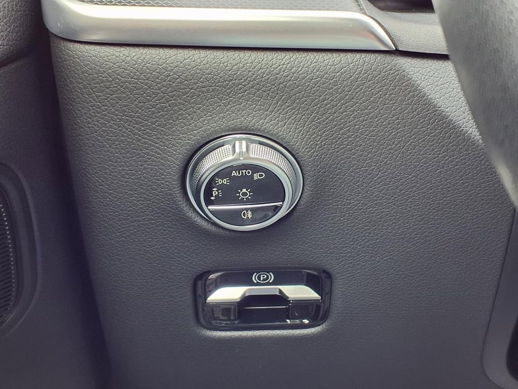 Used 2024 Mercedes-Benz GLC 300 image 17