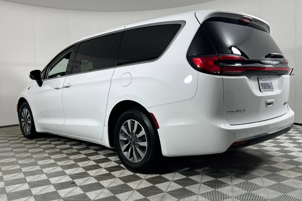 Used 2023 Chrysler Pacifica Touring-L FWD image 6