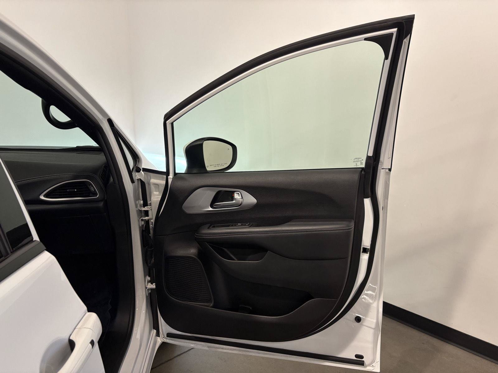Used 2023 Chrysler Pacifica Touring-L w/ S Appearance Package FWD image 32