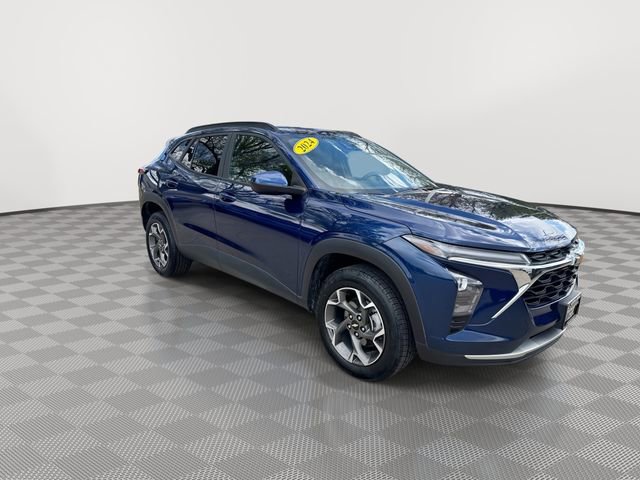 Used 2024 Chevrolet Trax LT image 2