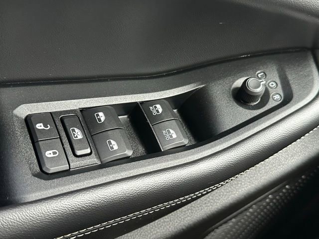 Used 2023 Jeep Grand Cherokee Altitude image 18