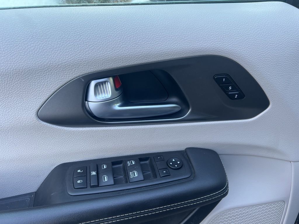 Used 2024 Chrysler Pacifica Touring-L image 9