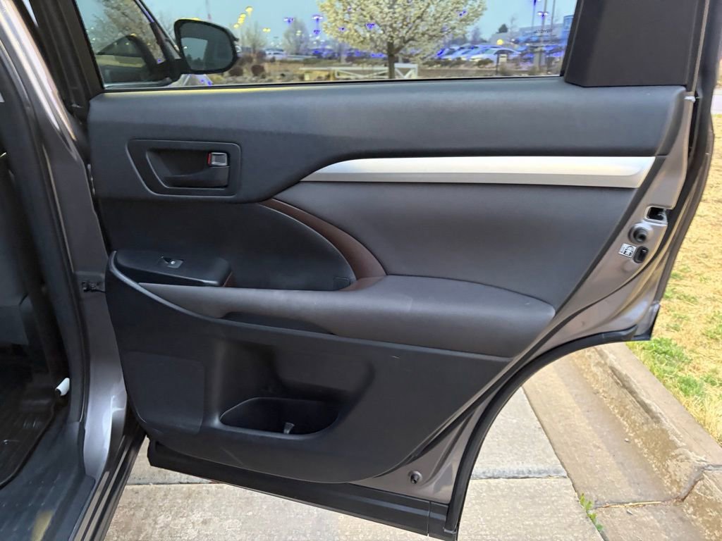 Used 2015 Toyota Highlander LE image 16