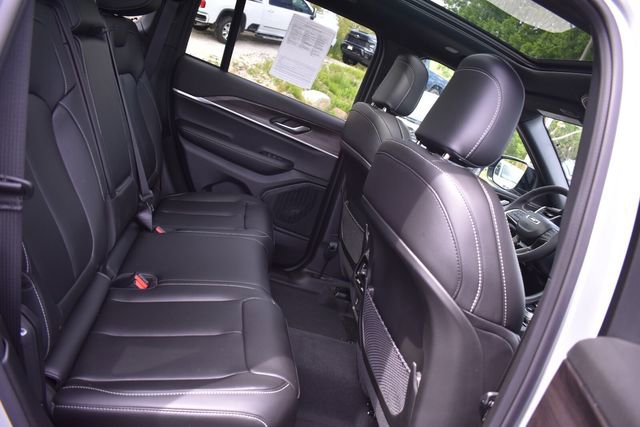 Used 2025 Jeep Grand Cherokee Limited AWD/4WD image 16