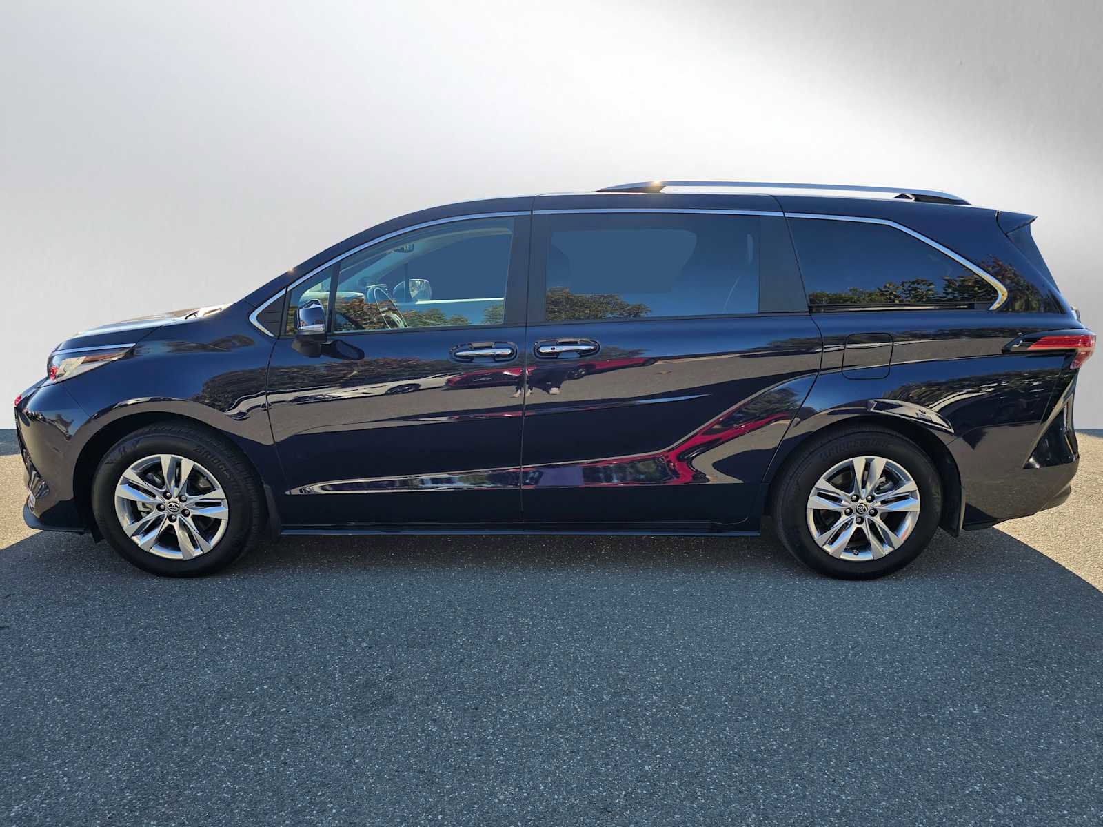 Used 2023 Toyota Sienna Limited image 6