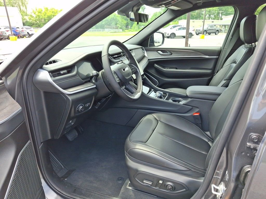 New 2025 Jeep Grand Cherokee Limited w/ Black Appearance Package image 9