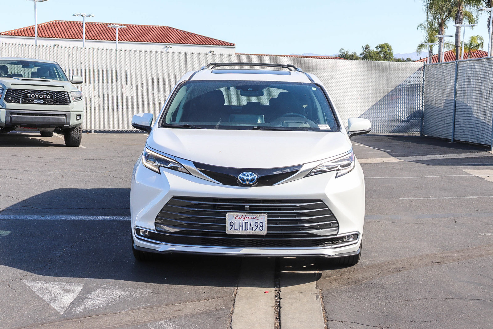 Used 2024 Toyota Sienna Platinum FWD image 2