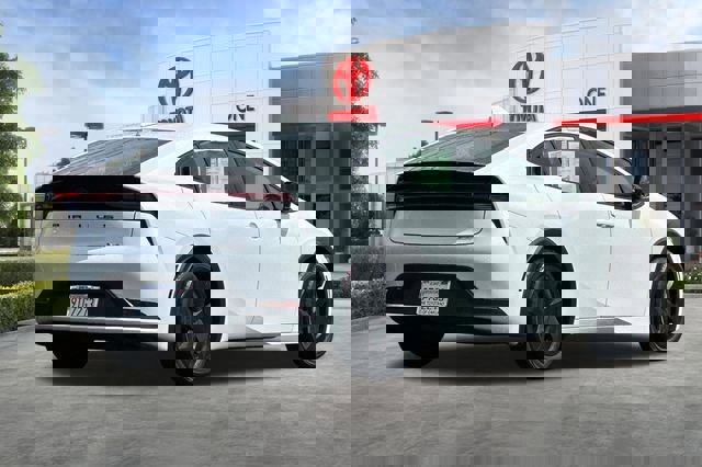 Used 2025 Toyota Prius LE FWD image 4