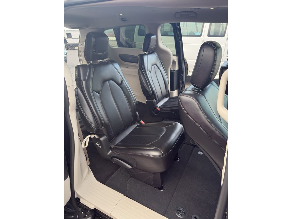 Used 2024 Chrysler Pacifica Touring-L FWD image 7