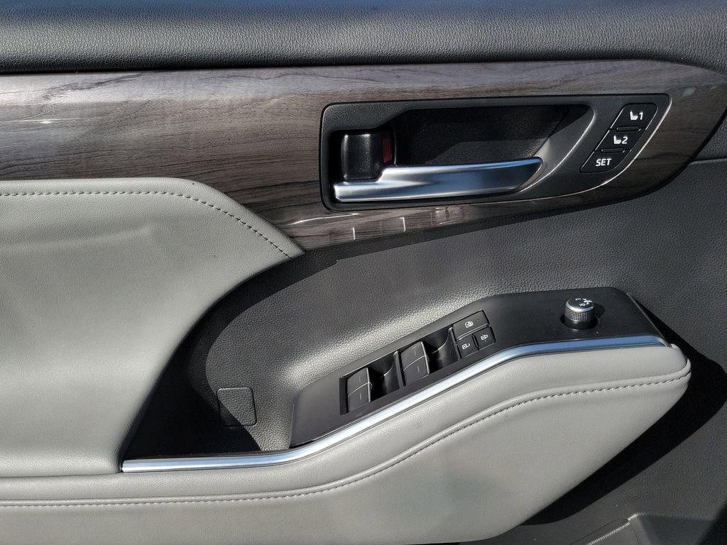 Used 2022 Toyota Highlander Limited image 17