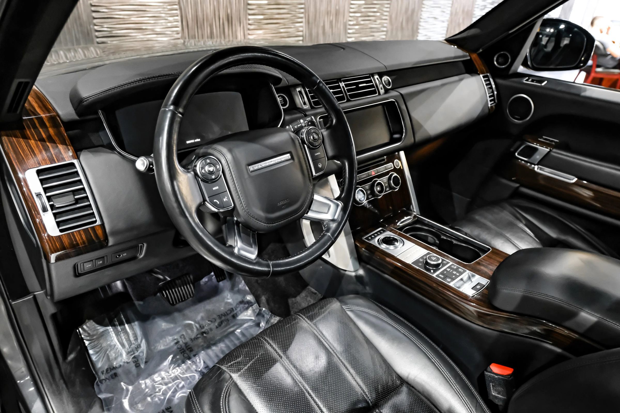 Used 2017 Land Rover Range Rover HSE image 3