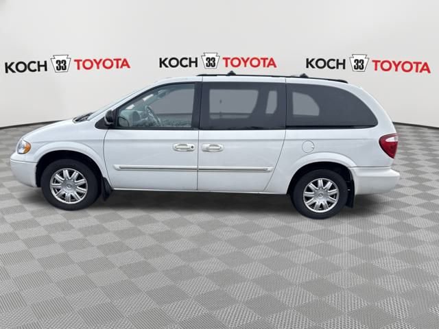 Used 2005 Chrysler Town & Country Touring image 4