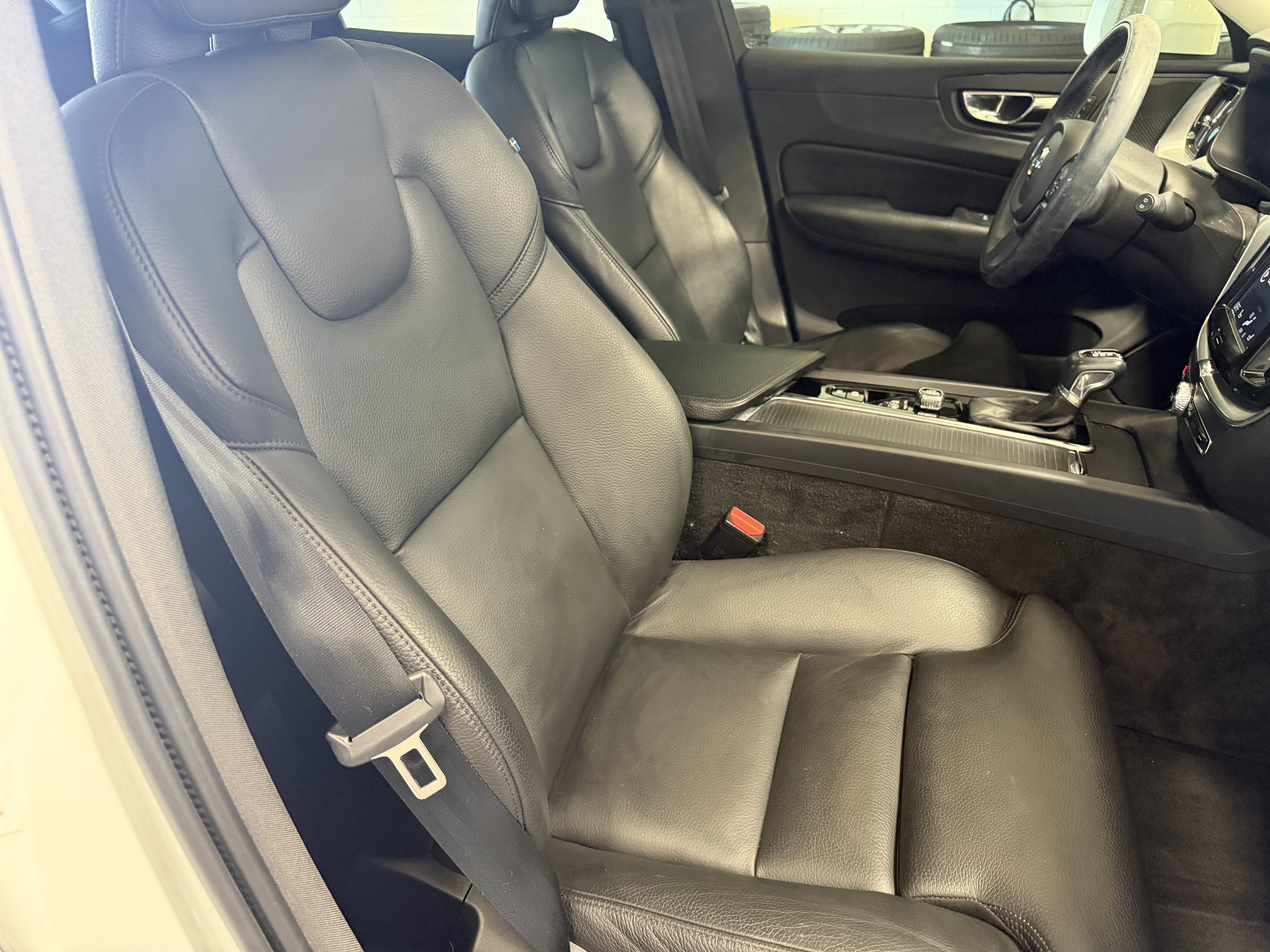 Used 2019 Volvo XC60 T5 Momentum w/ Multimedia Package image 23