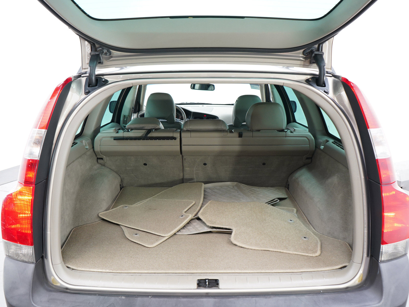 Used 2004 Volvo XC70 AWD/4WD image 16