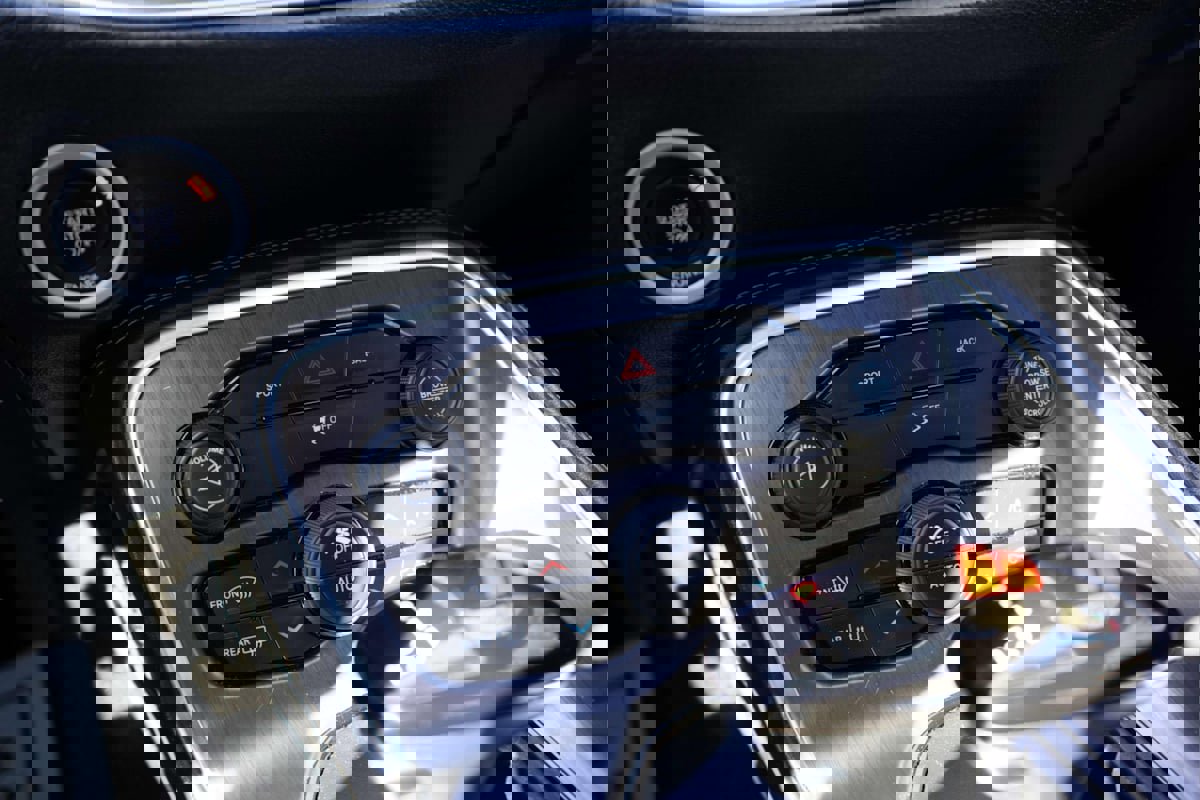 Used 2015 Dodge Challenger SXT RWD image 12