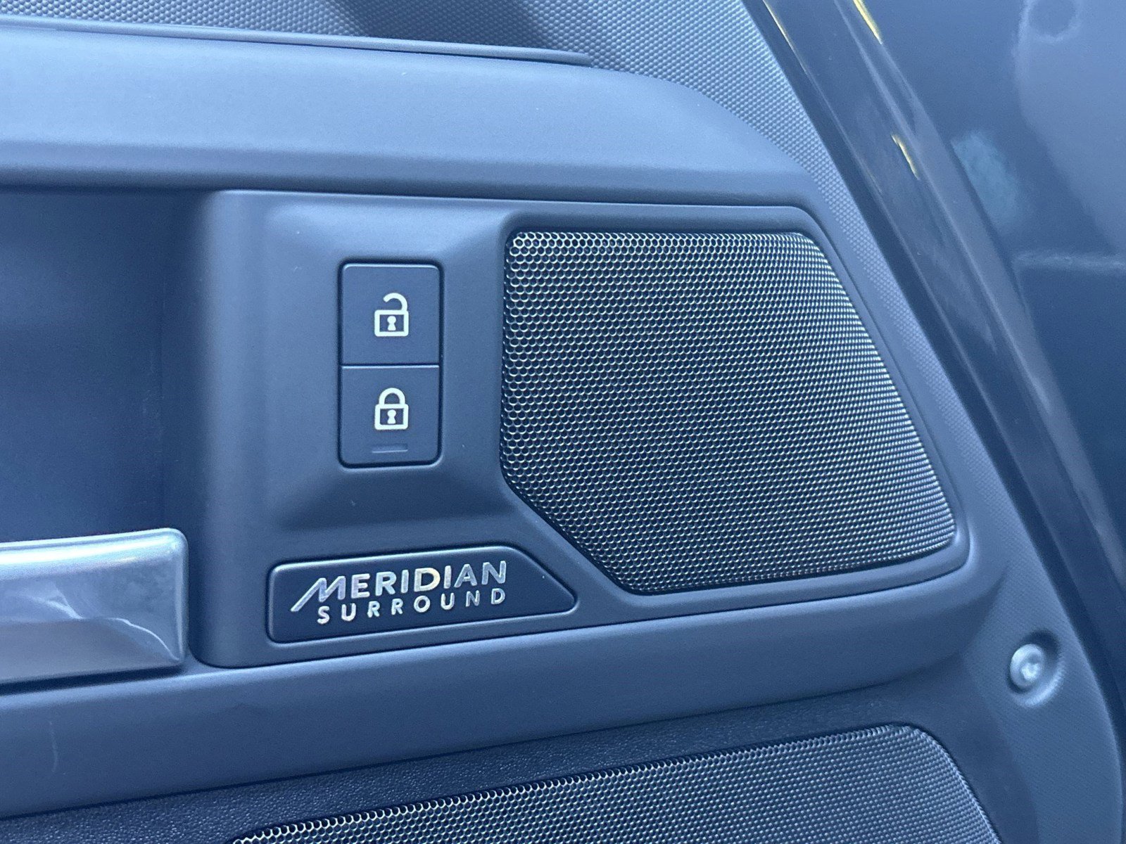 Certified 2025 Land Rover Defender 110 X-Dynamic SE image 21