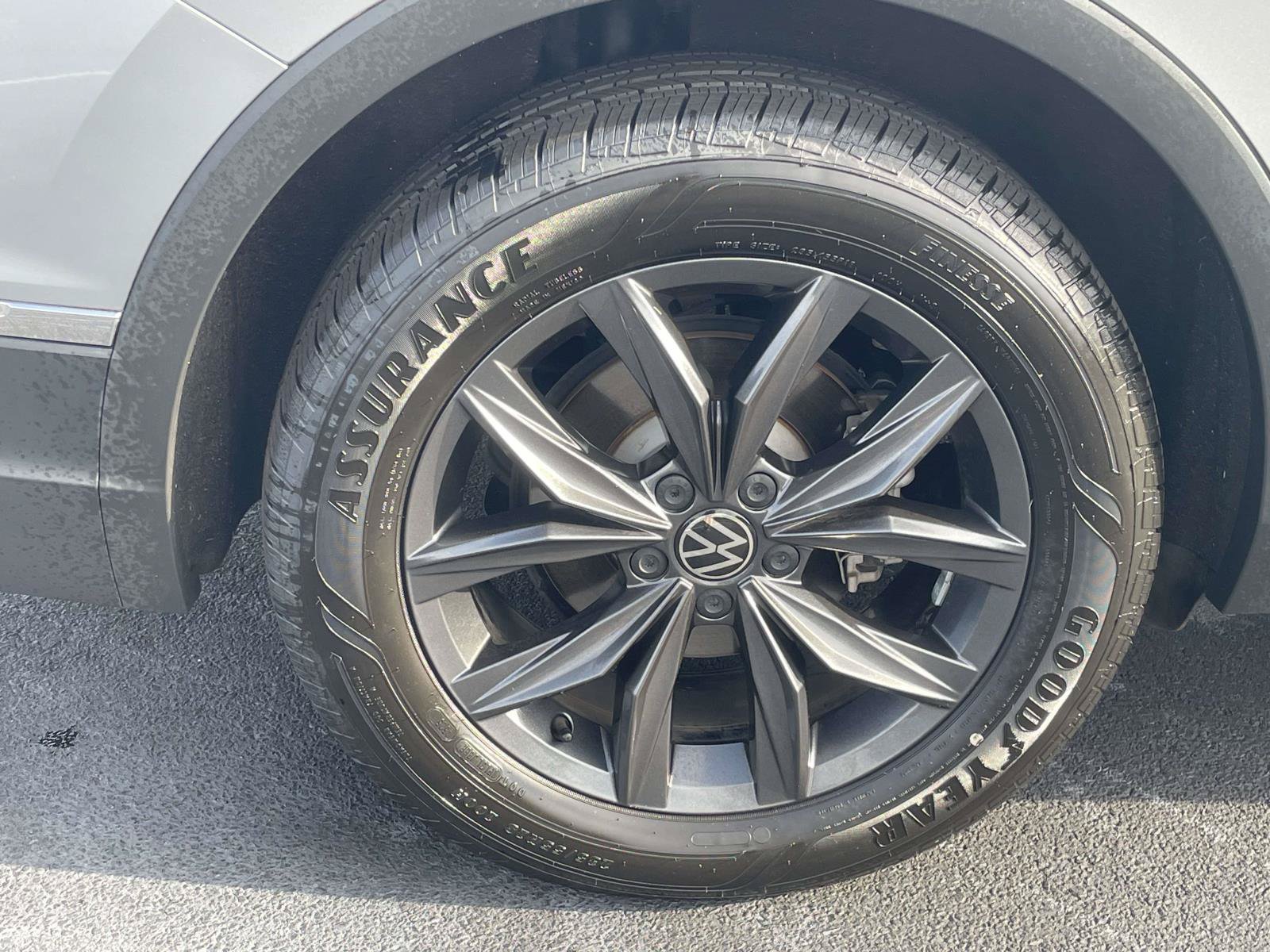 Certified 2023 Volkswagen Tiguan SE w/ Panoramic Sunroof Package FWD image 9
