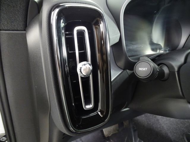 Used 2025 Volvo XC40 B5 Core AWD/4WD image 19