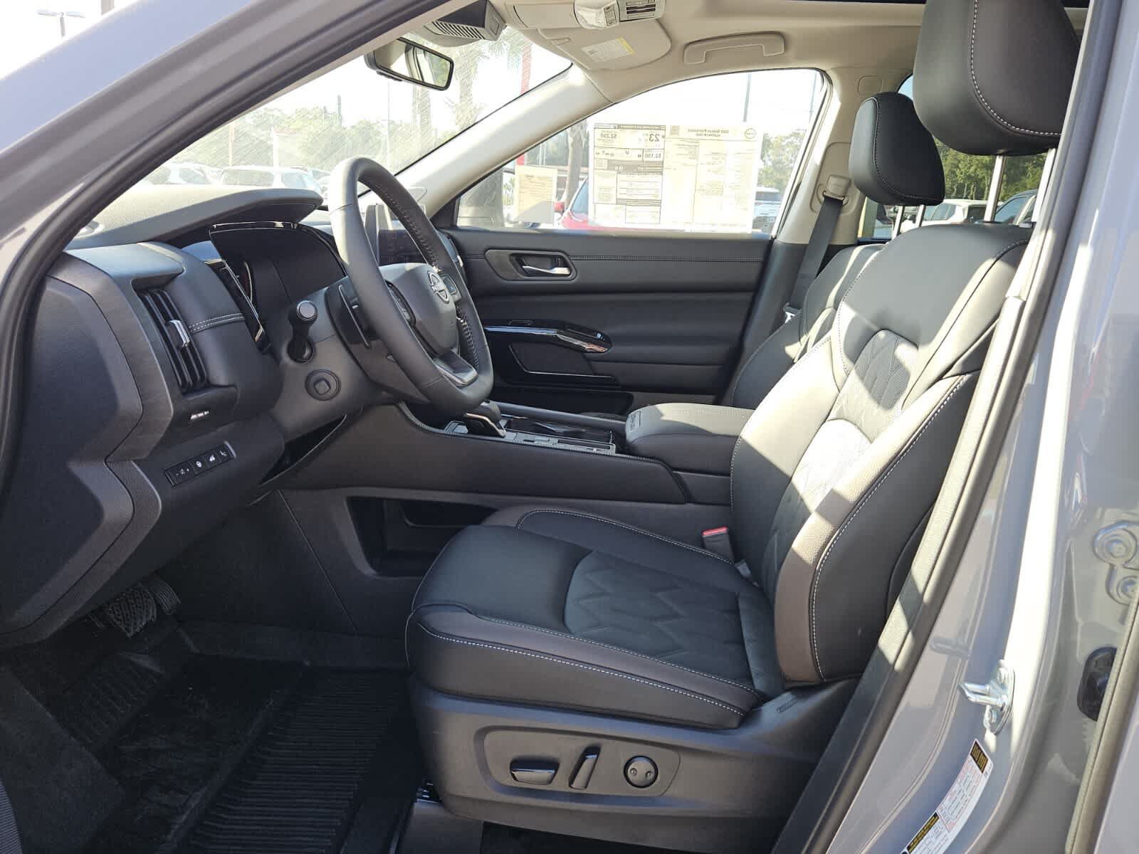 New 2026 Nissan Pathfinder Platinum FWD image 3