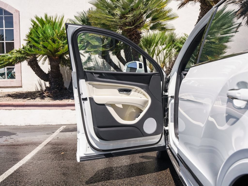 Used 2025 Bentley Bentayga Extended Wheelbase AWD/4WD image 28