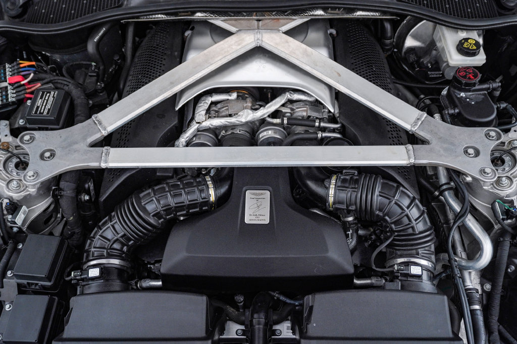 Used 2019 Aston Martin V8 Vantage Coupe RWD image 35