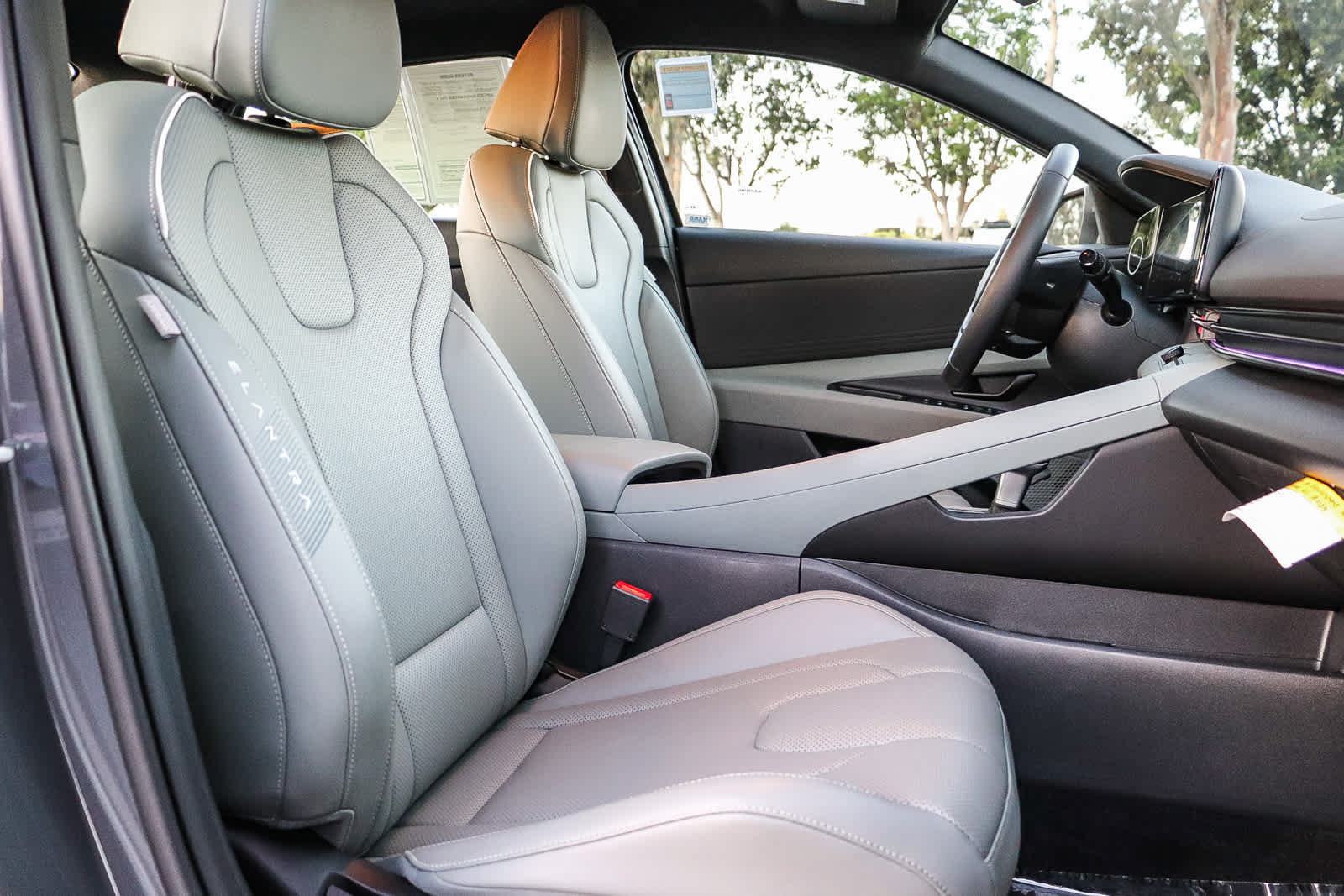 Used 2025 Hyundai Elantra Limited FWD image 17