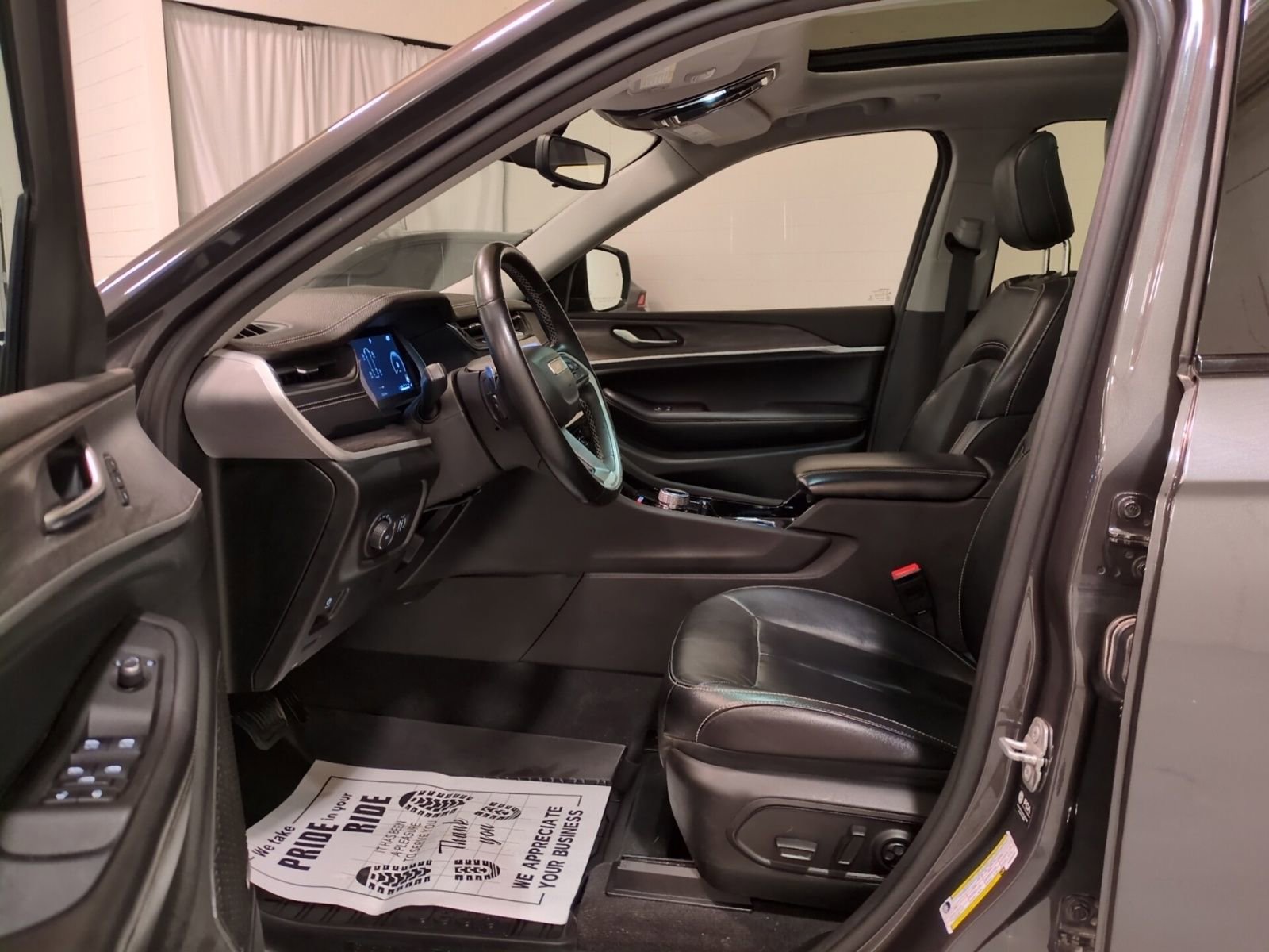 Used 2022 Jeep Grand Cherokee Limited image 17