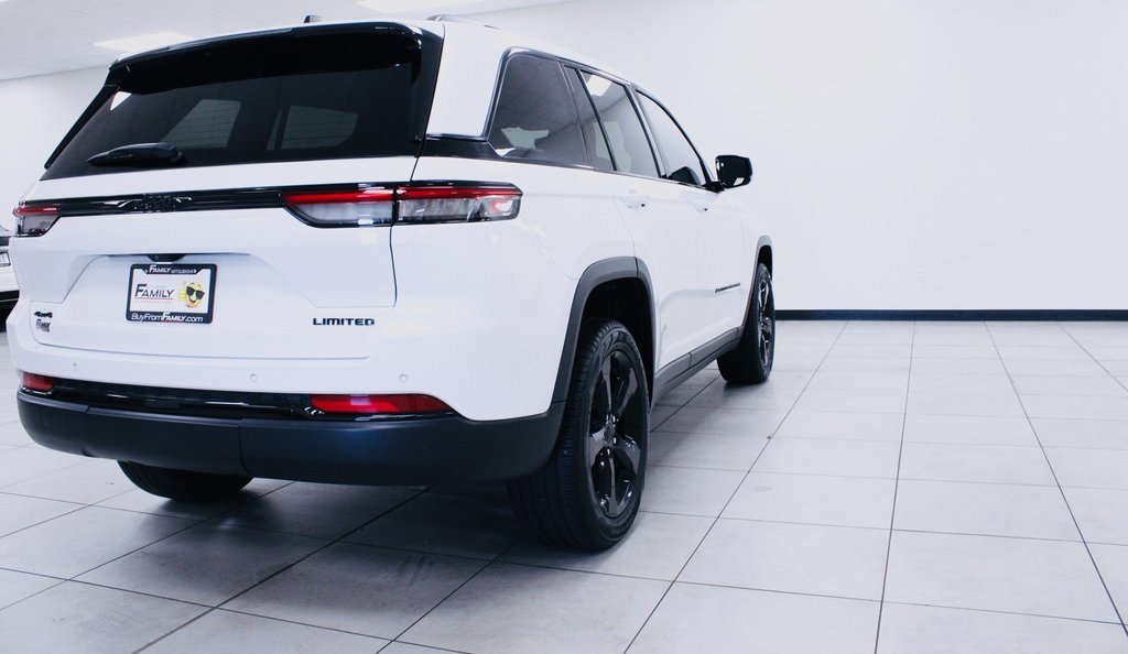 Used 2024 Jeep Grand Cherokee Limited w/ Black Appearance Package image 6