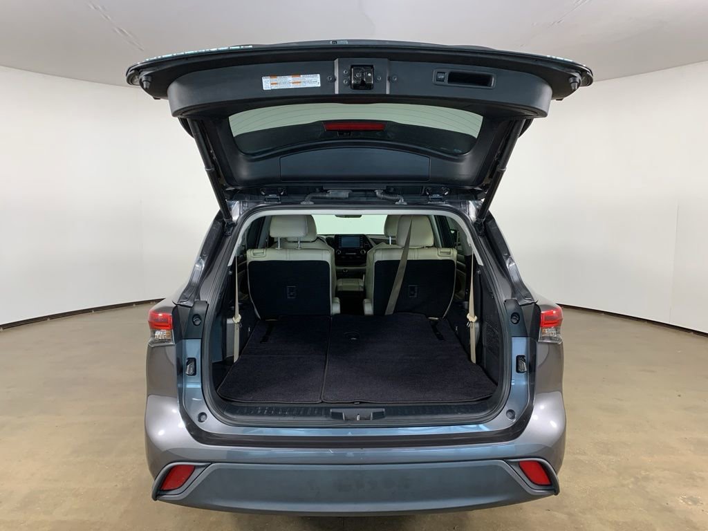 Used 2022 Toyota Highlander XLE FWD image 12