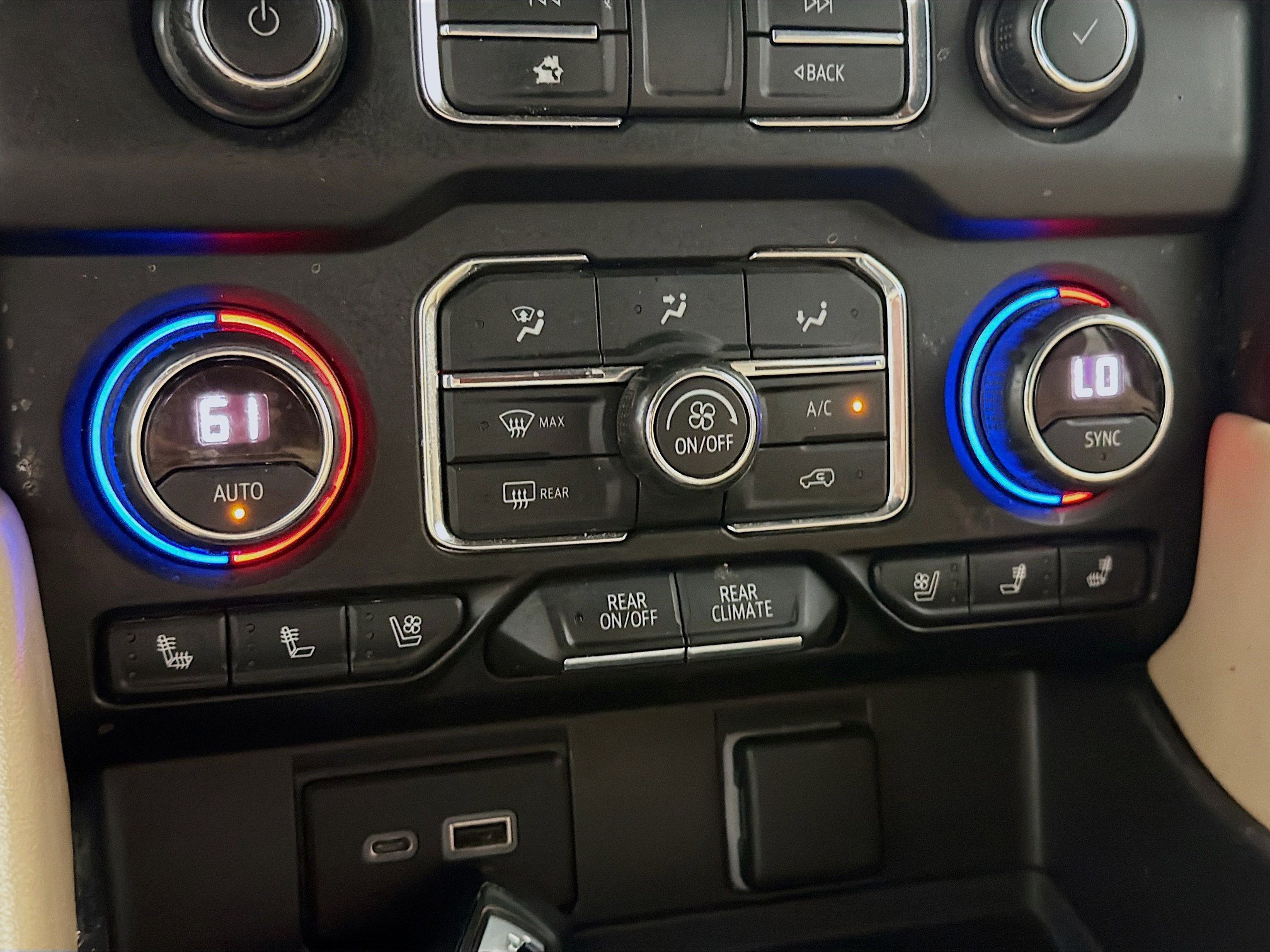 Used 2021 Chevrolet Suburban Premier w/ Premium Package RWD image 9