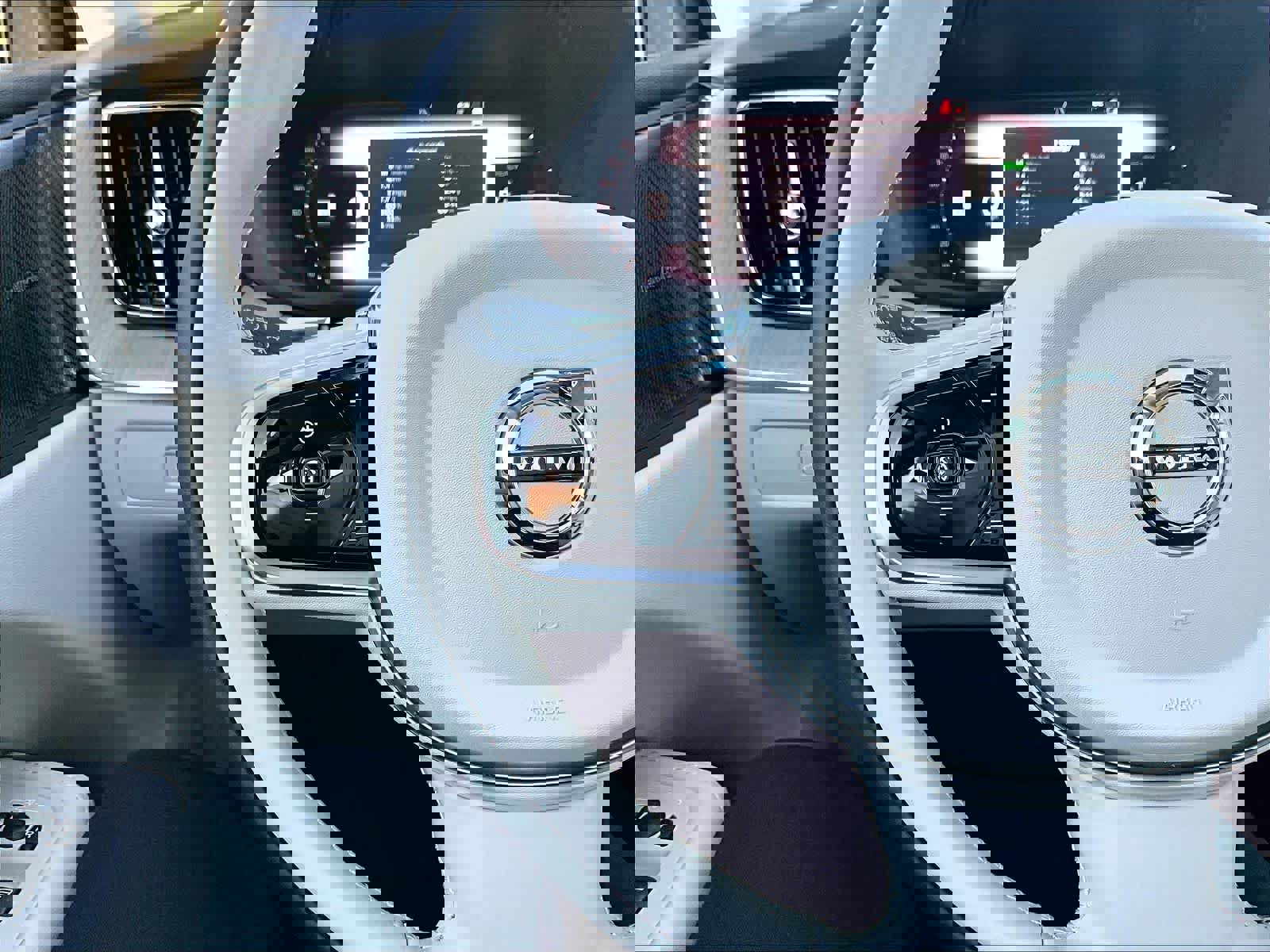 Used 2025 Volvo XC60 T8 Plus w/ Protection Package Premier image 21