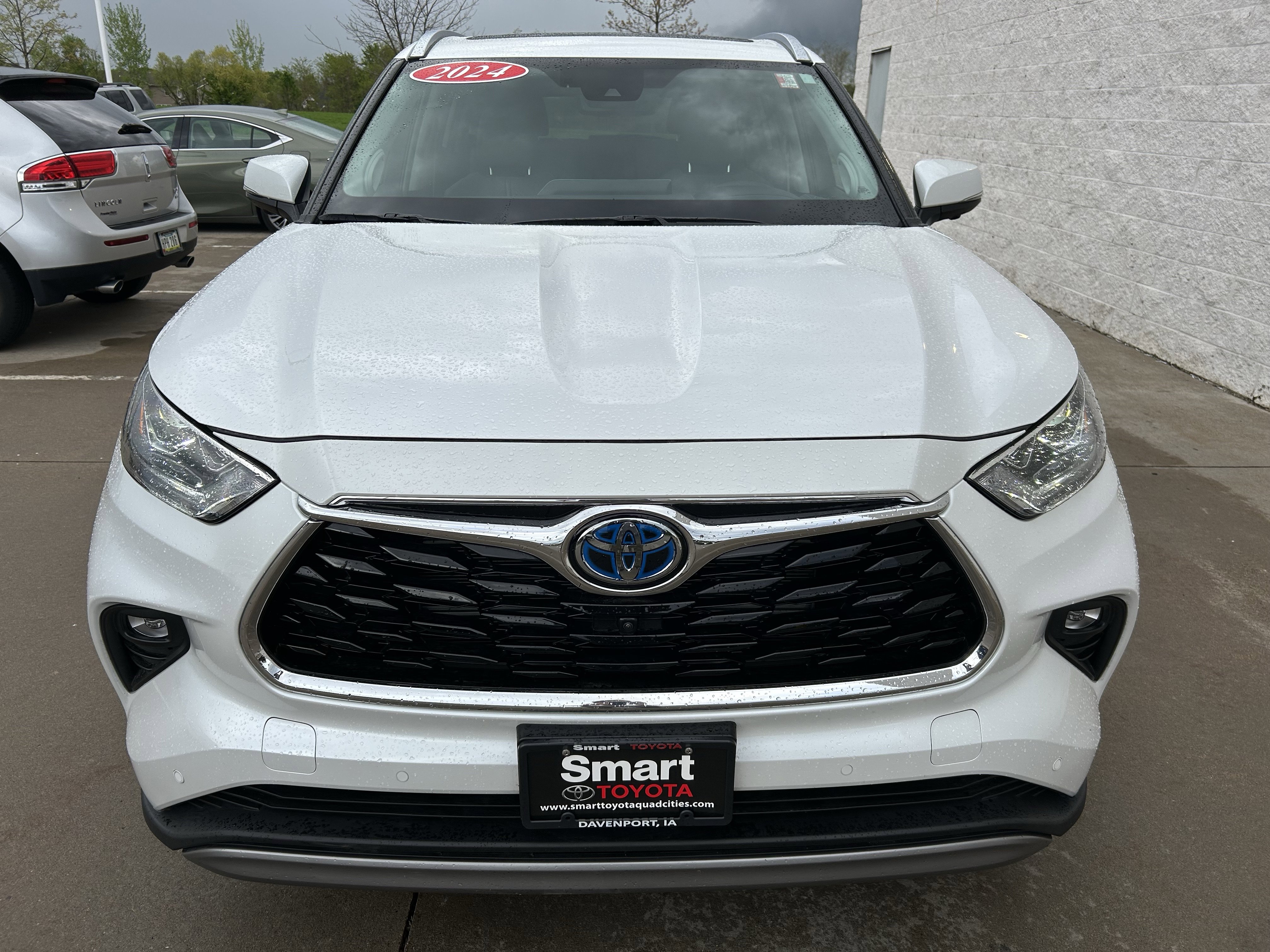 Used 2024 Toyota Highlander Platinum AWD/4WD image 2