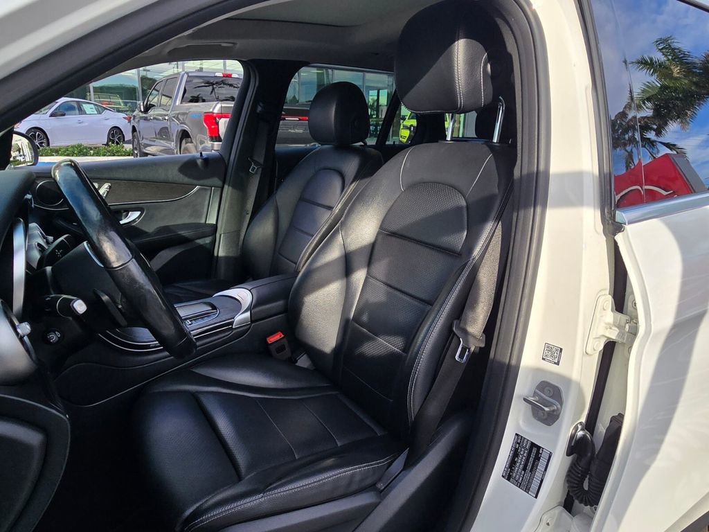 Used 2021 Mercedes-Benz GLC 300 4MATIC image 11