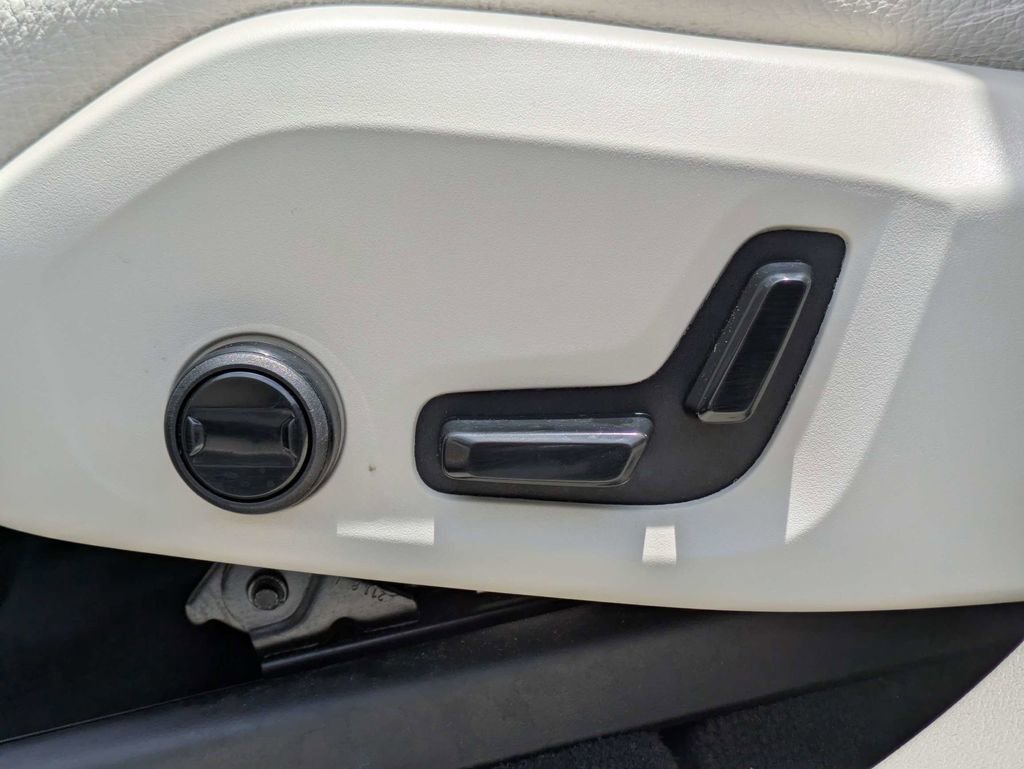 Certified 2022 Volvo XC60 B5 Momentum FWD image 24