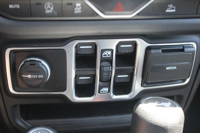 Used 2025 Jeep Wrangler Unlimited Sahara AWD/4WD image 10
