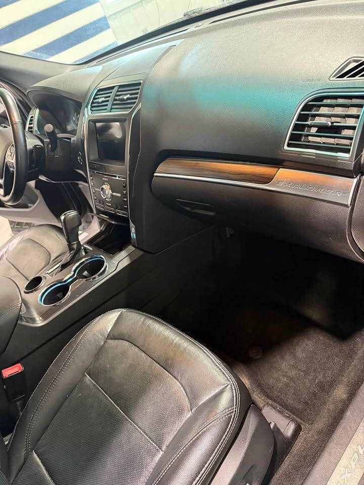 Used 2017 Ford Explorer Limited w/ Class II Trailer Tow Package image 10