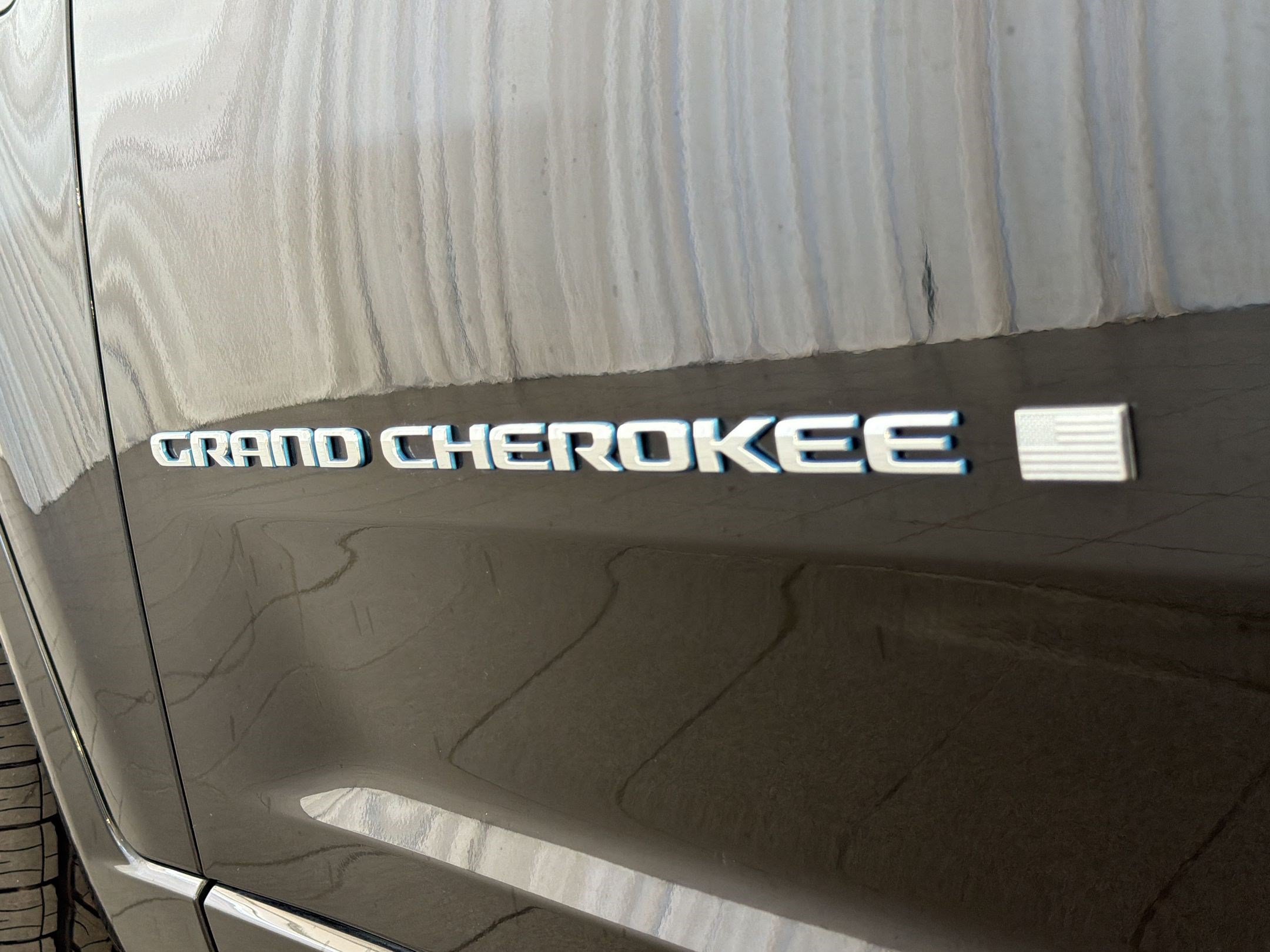 Used 2023 Jeep Grand Cherokee Overland w/ Luxury Tech Group IV AWD/4WD image 38