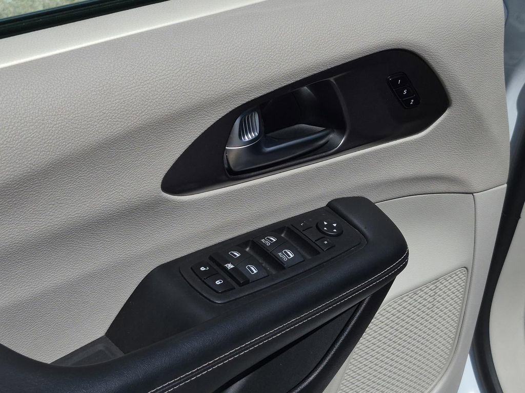 Used 2024 Chrysler Pacifica Touring-L FWD image 12